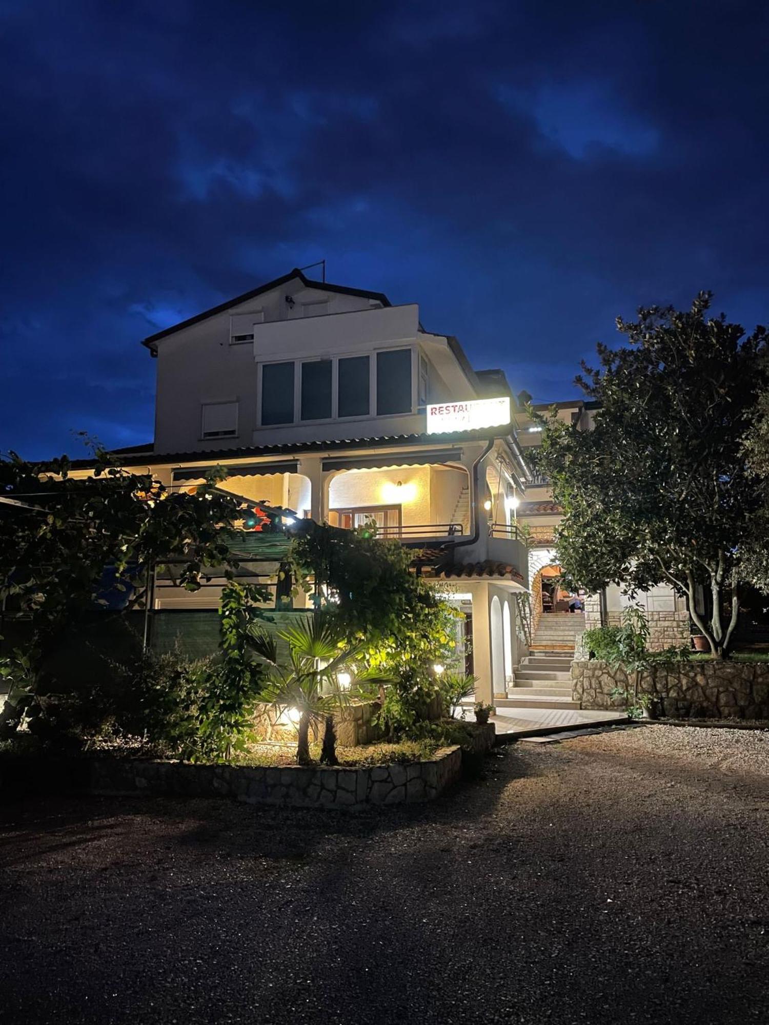 Rozi Apartament *