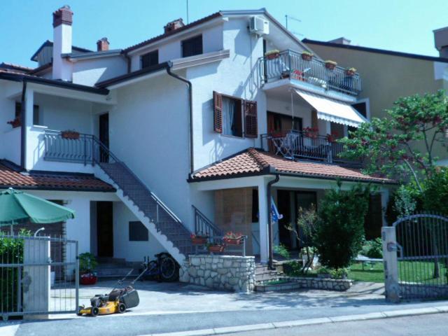 Rozi Apartament *