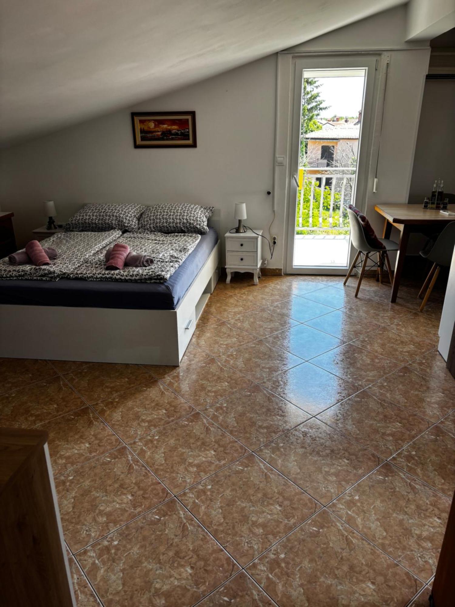 Rozi Apartment *